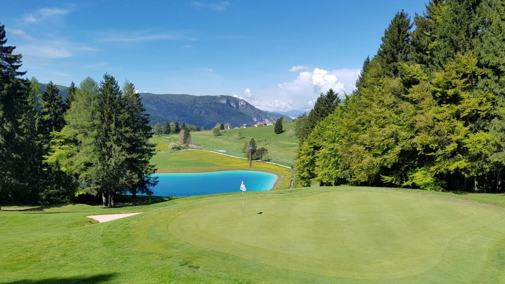 Green della buca 3 del golf club Folgaria. Sullo sfondo l'ostacolo d'acqua della buca 4